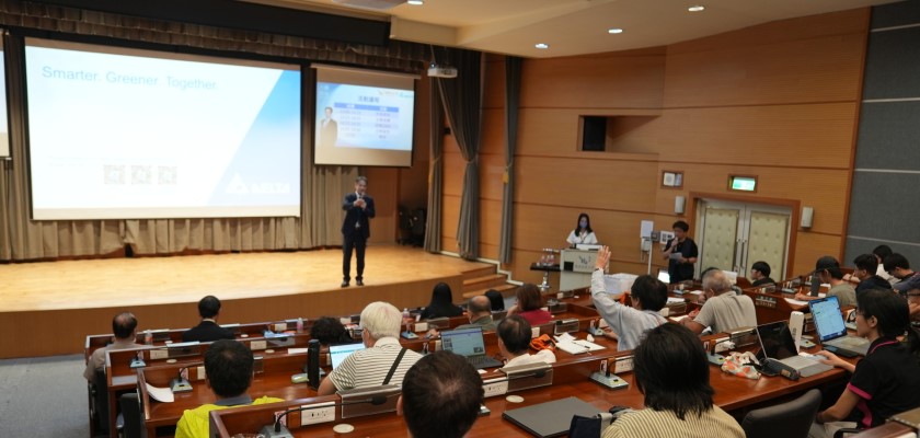 陳啟禎人資長與龍華科大師生熱烈互動，分享職場經驗與AI時代的人才趨勢。