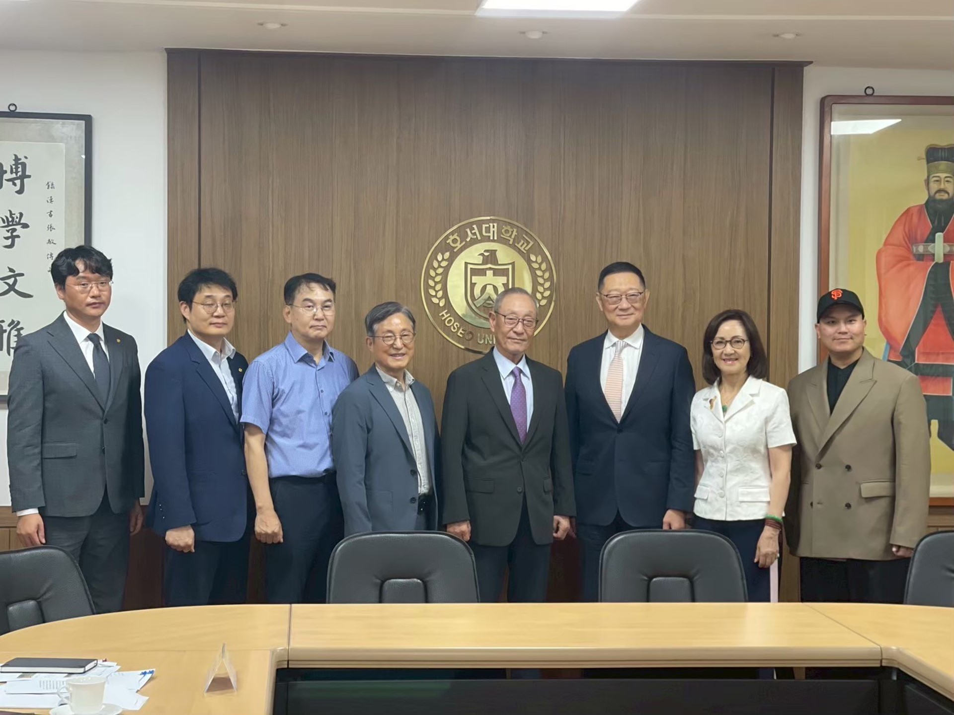 龍華科技大學董事長孫道亨（右三）、副校長林如貞（右二）與韓國湖西大學校長Kang Il-ku（左五）率領雙方團隊進行交流並合影留念。。