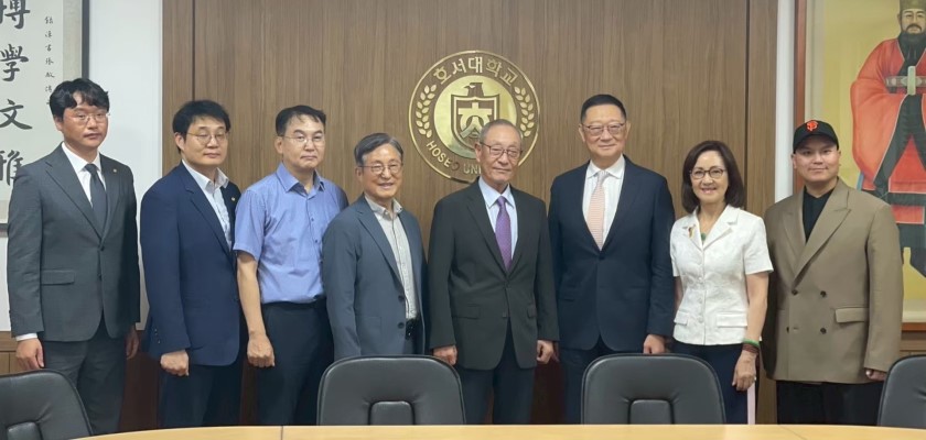 龍華科技大學董事長孫道亨（右三）、副校長林如貞（右二）與韓國湖西大學校長Kang Il-ku（左五）率領雙方團隊進行交流並合影留念。