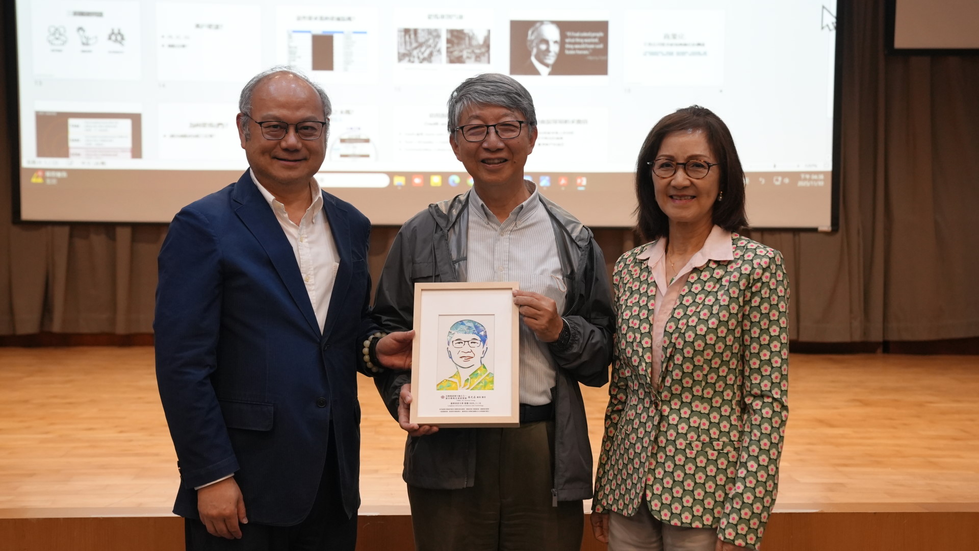 葛自祥校長代表學校致贈文創紀念品，並邀請楊光磊博士於龍華科技大學「大師牆」留名。