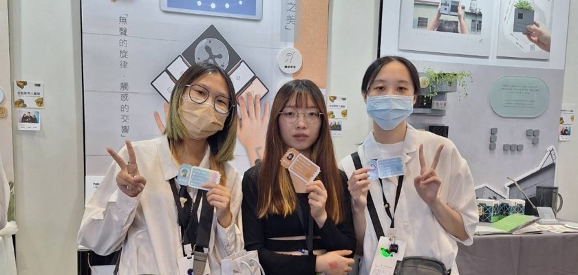 龍華科大文創系學生王月娟、吳思穎、吳彩卉與其得獎作品合影。