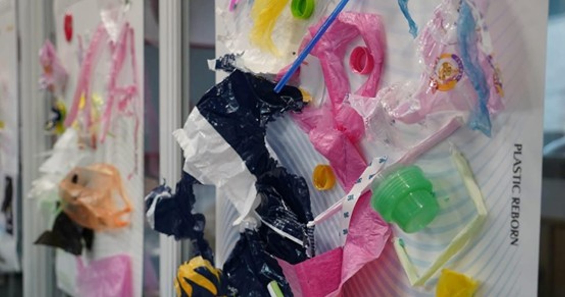 作品以「塑膠袋」為出發點，結合山脈、海洋與島嶼意象，以逆思構圖與循環再生的設計語彙，傳達「減塑、愛海」的環保理念。