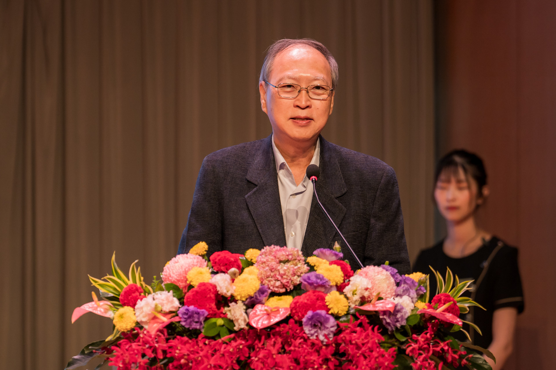 龍華科大服務滿 30 年資深教職員工代表、機械系潘亞東副教授上台發表感言，分享在校奉獻與成長的心路歷程。