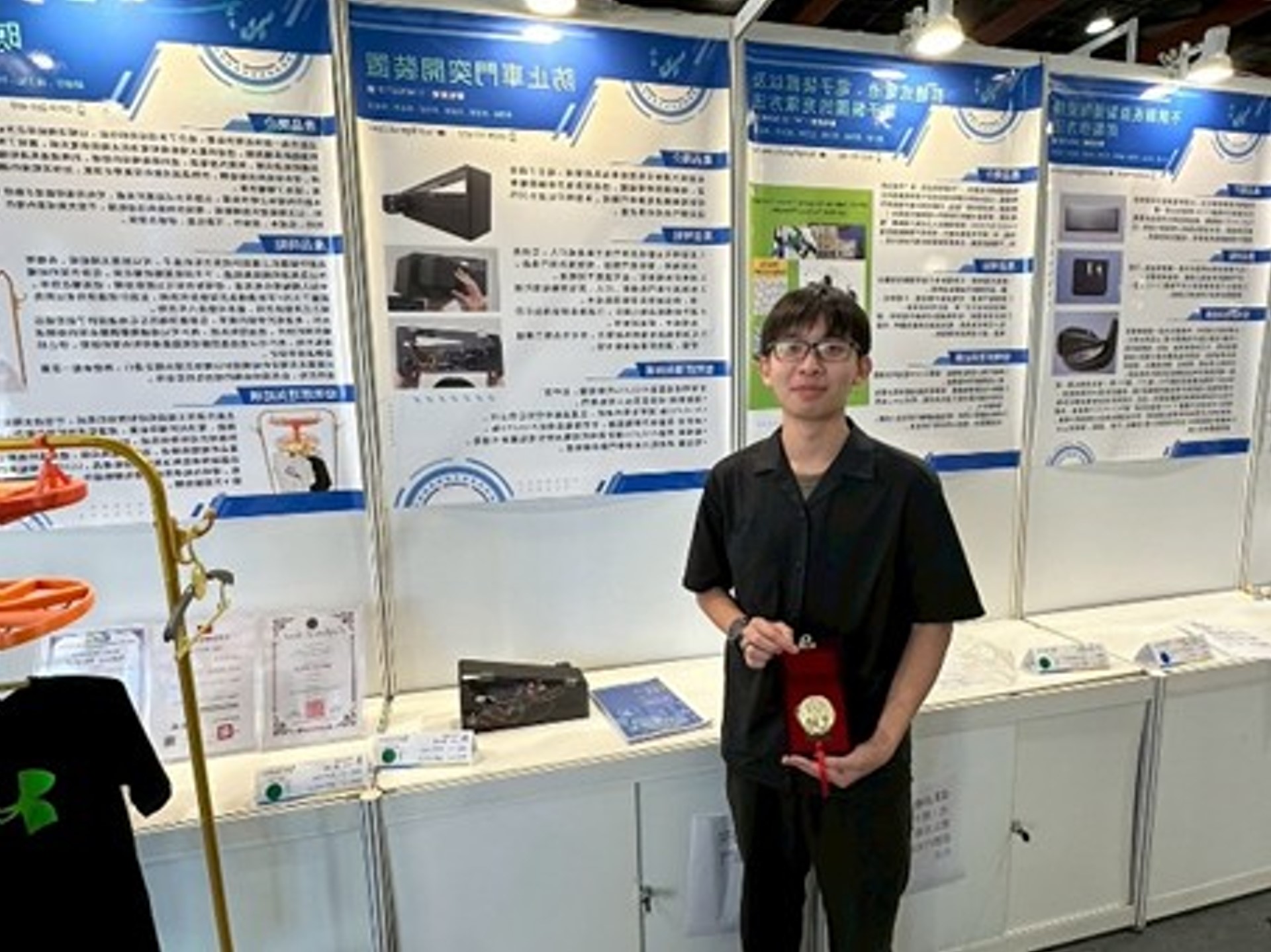 龍華科大電子系蘇聖煌師生團隊作品《防突開車門》榮獲金牌，表現亮眼。