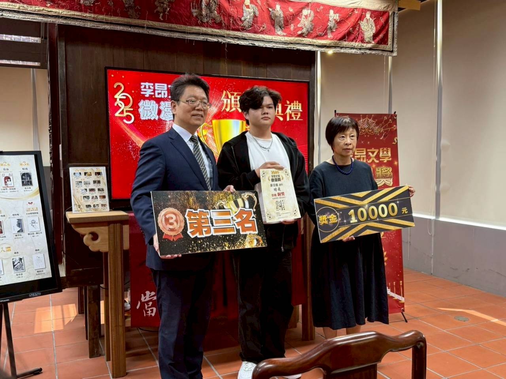 銅獎得主多媒體與遊戲發展科學系三年級游金盛同學（中）以作品〈暗夜〉榮獲新臺幣一萬元獎金。