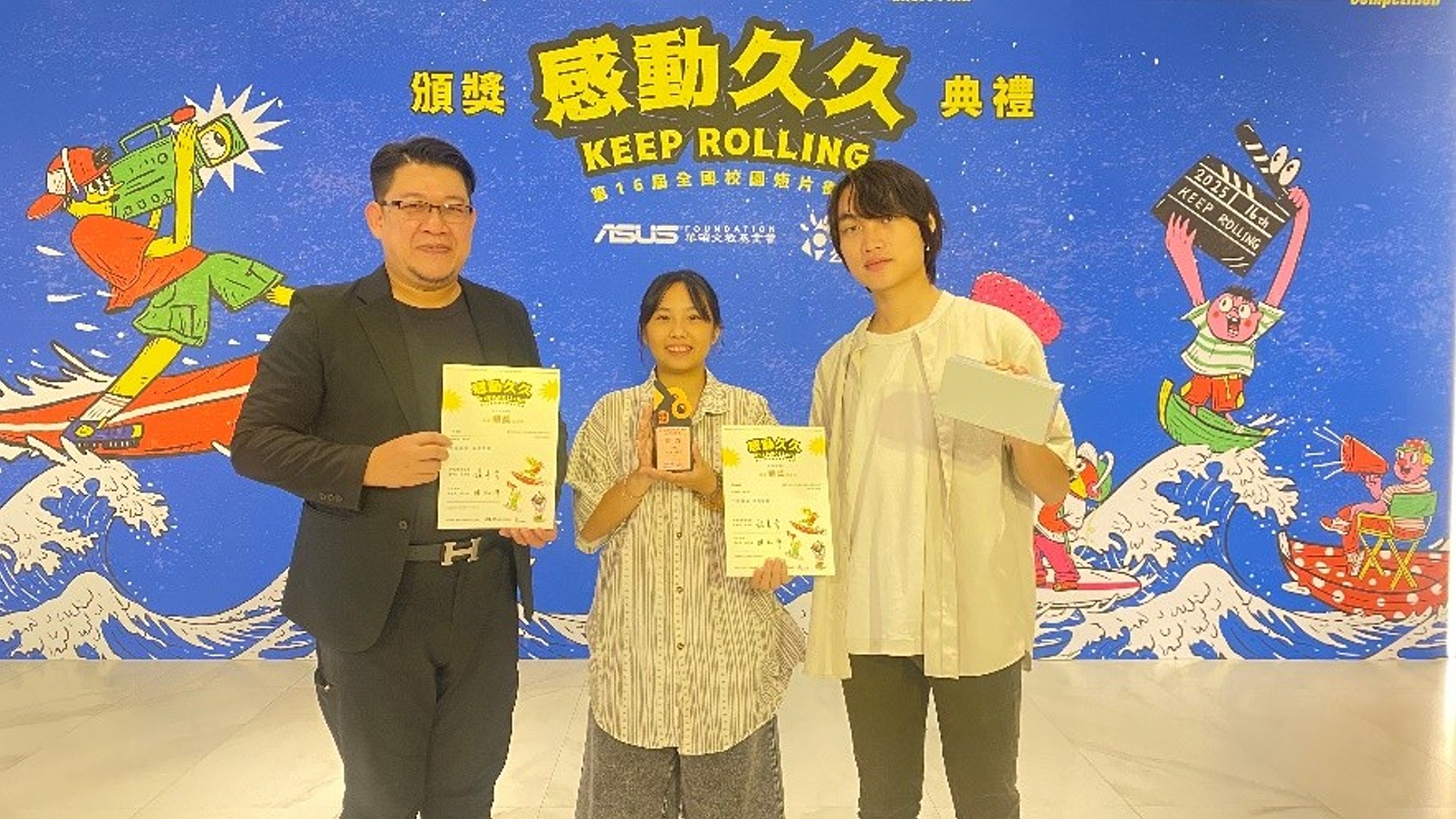 得獎學生王祥寧、葉苡恩與指導老師陳志銘於頒獎典禮合影。