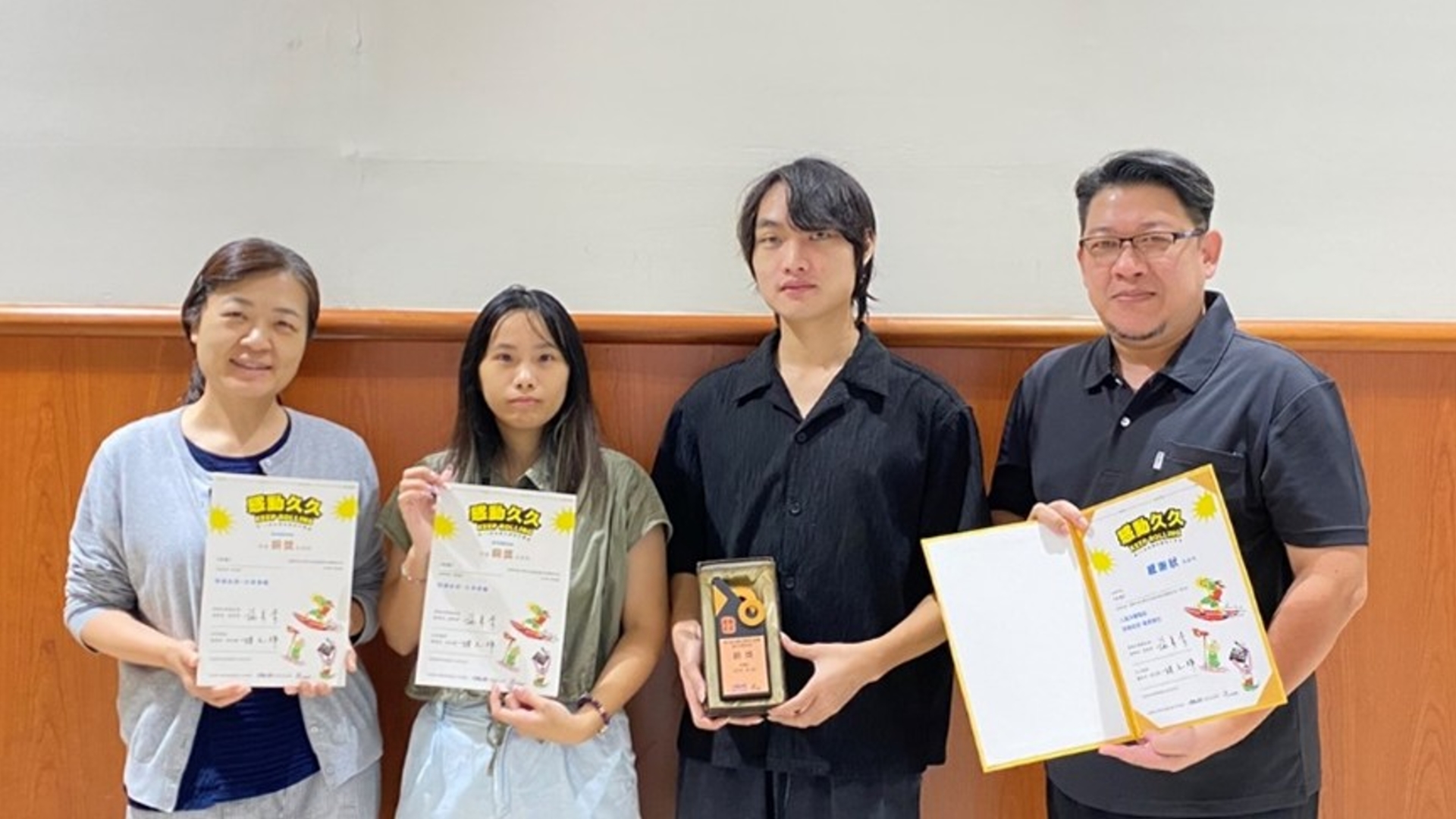 文創系倪建芝主任(左一)向榮獲銅獎的師生表達祝賀，並致贈指導老師感謝狀，感謝師生攜手努力、用心投入創作。