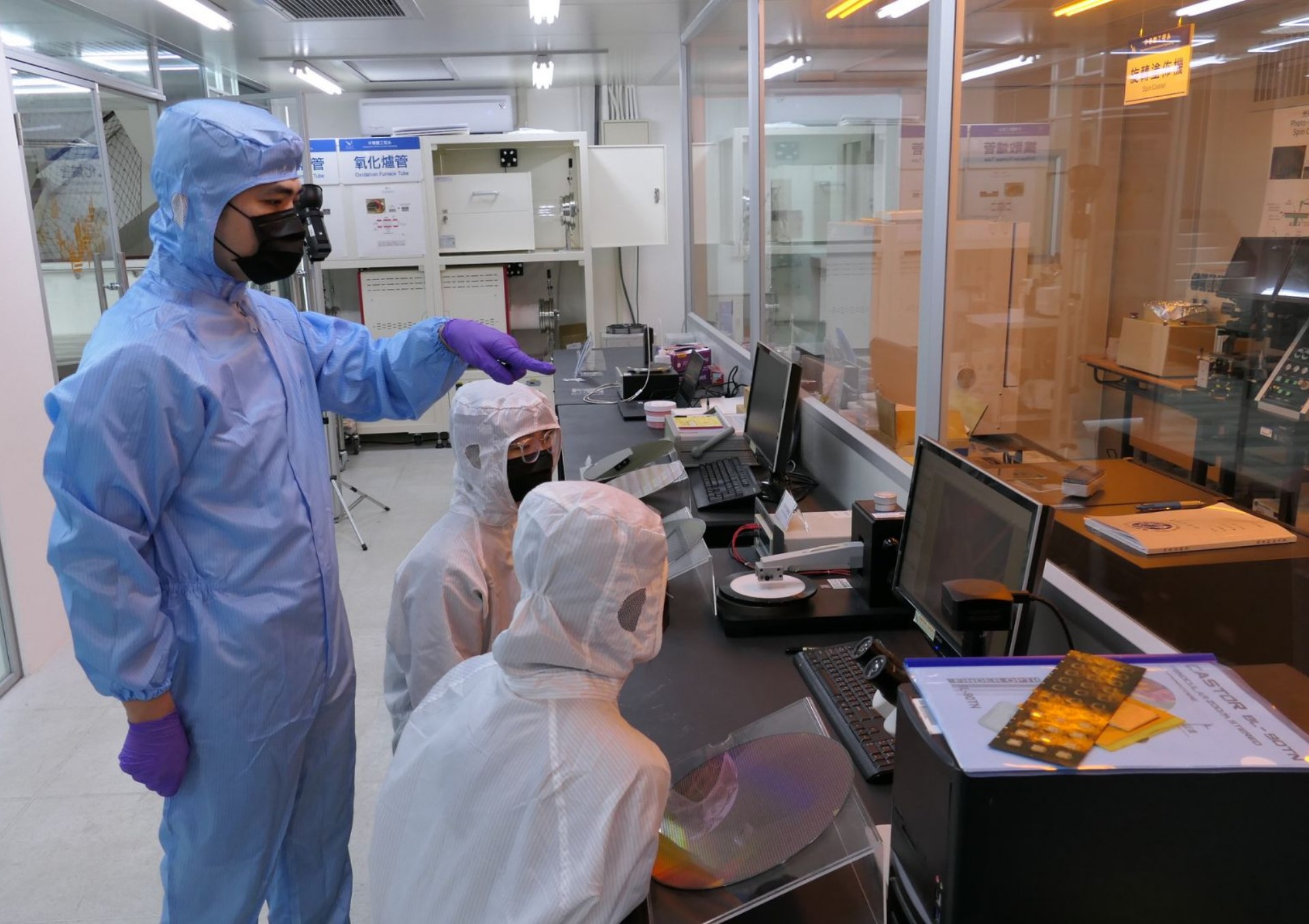 龍華科技大學新設半導體製程及封裝測試中心，強化實務教學能量，培育半導體產業即戰力人才。