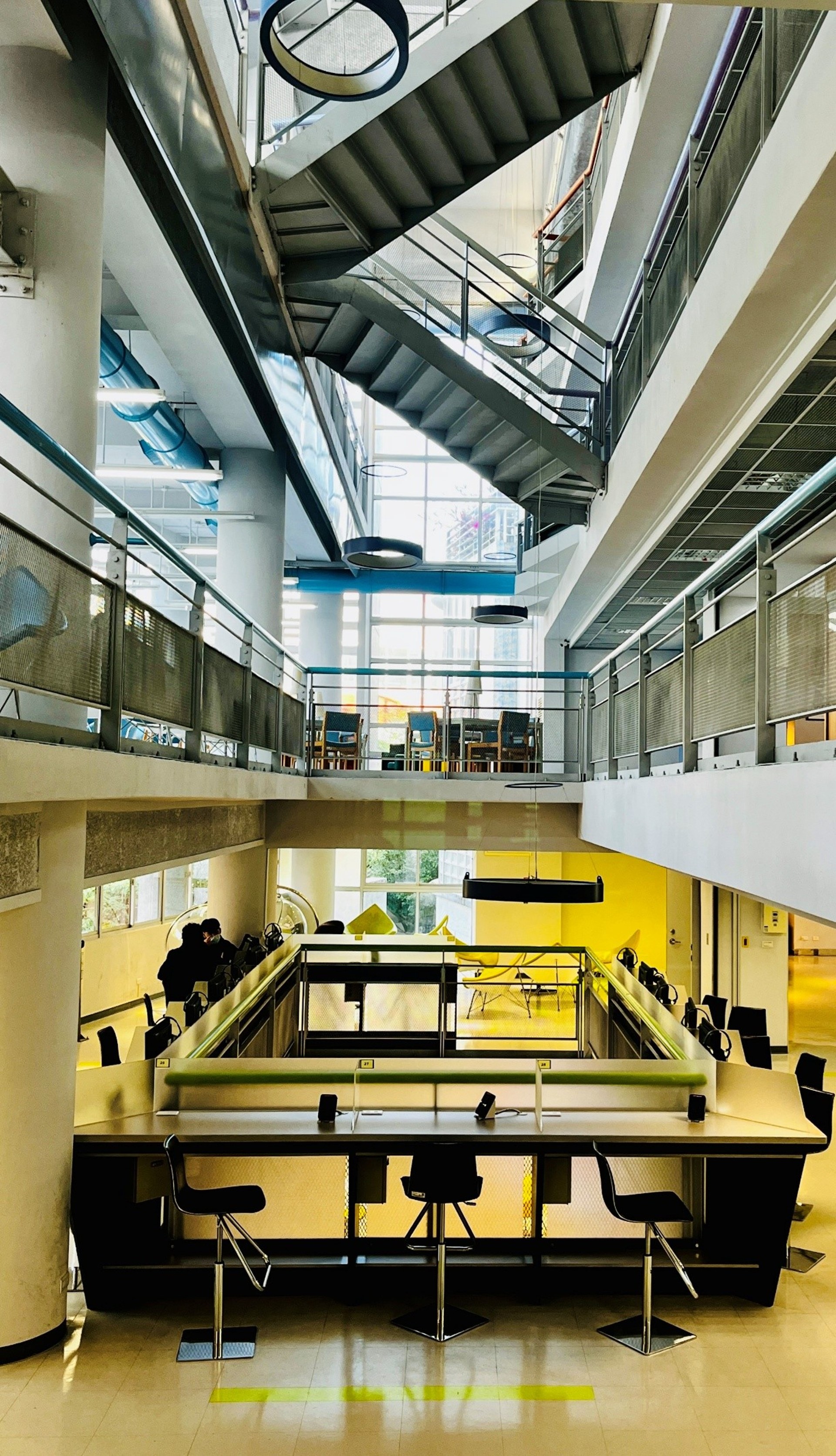 龍華科技大學圖書館內部空間明亮舒適，營造自主學習與跨域交流的良好環境。