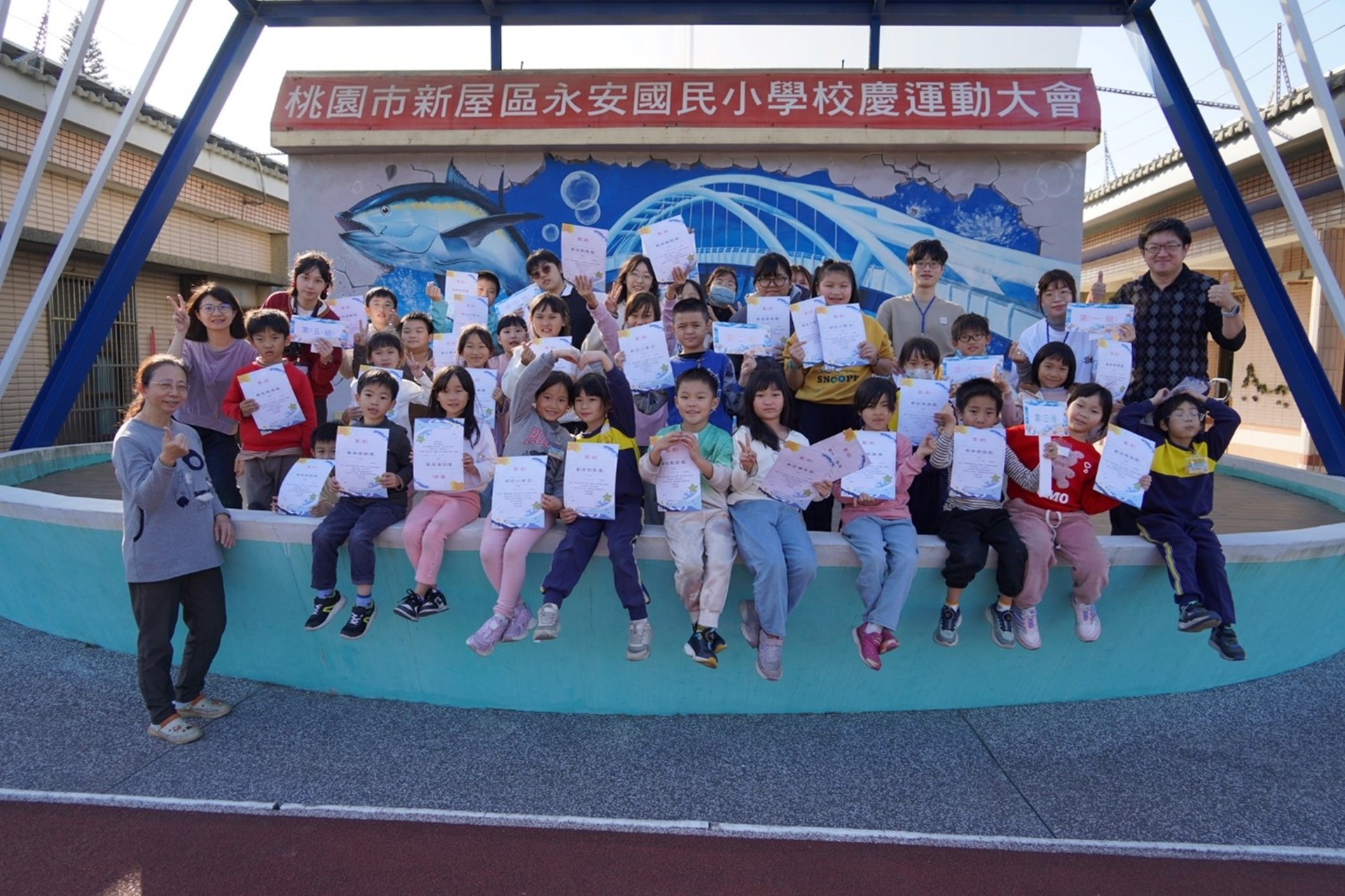 三天營隊圓滿落幕，全體師生與學童合影留念。