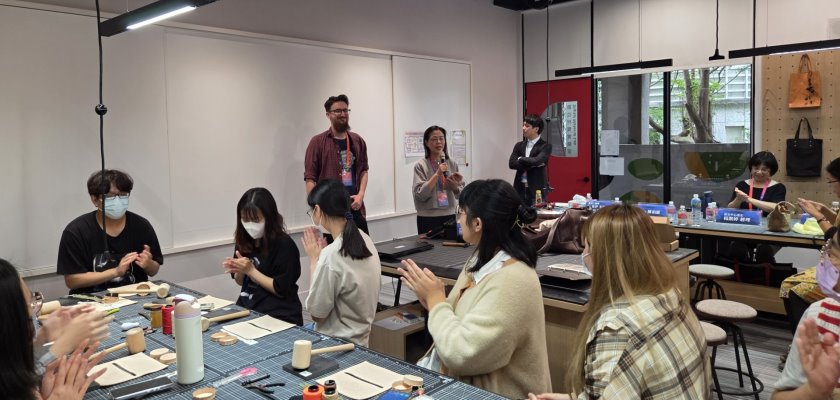 「工藝設計工作坊」於文創系數位材質實驗室展開，捷克工藝設計師 Matěj Michalčák 親自帶領學生動手創作，在分享與實作中體會工藝之美。
