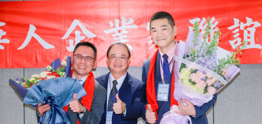 校友總會理事長周興國（中）與龍華人企業家聯誼會會長張世睿(左)、副會長張鎮在(右)合影，展現校友組織緊密連結。/