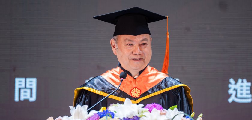 龍華科技大學校長葛自祥於畢業典禮中勉勵畢業生善用AI工具、培養終身學習能力，成為具備競爭力的「三無」卓越人才。
