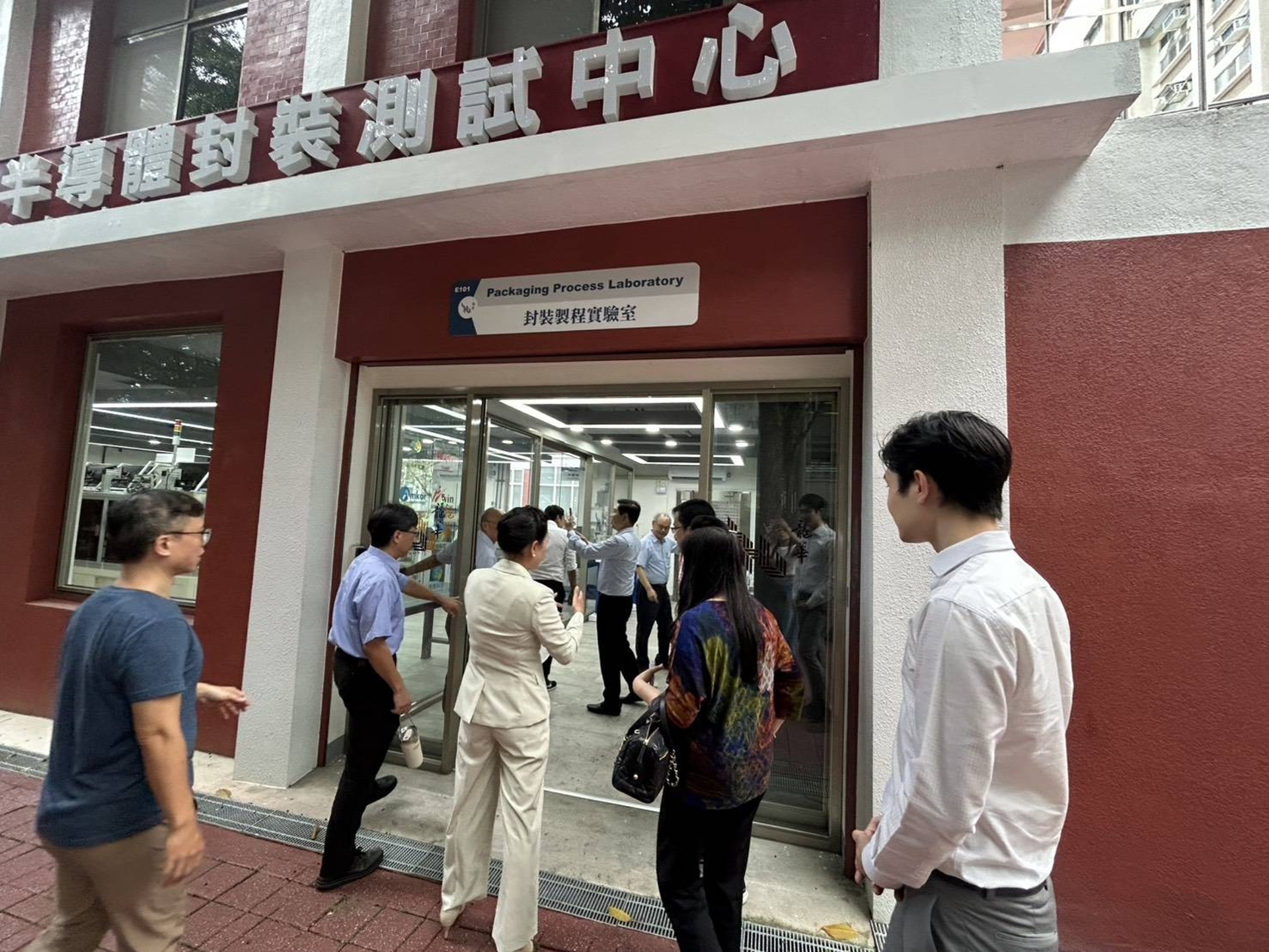 泰國清萊市長率市府團隊蒞臨龍華科大，參訪半導體封裝與測試中心。