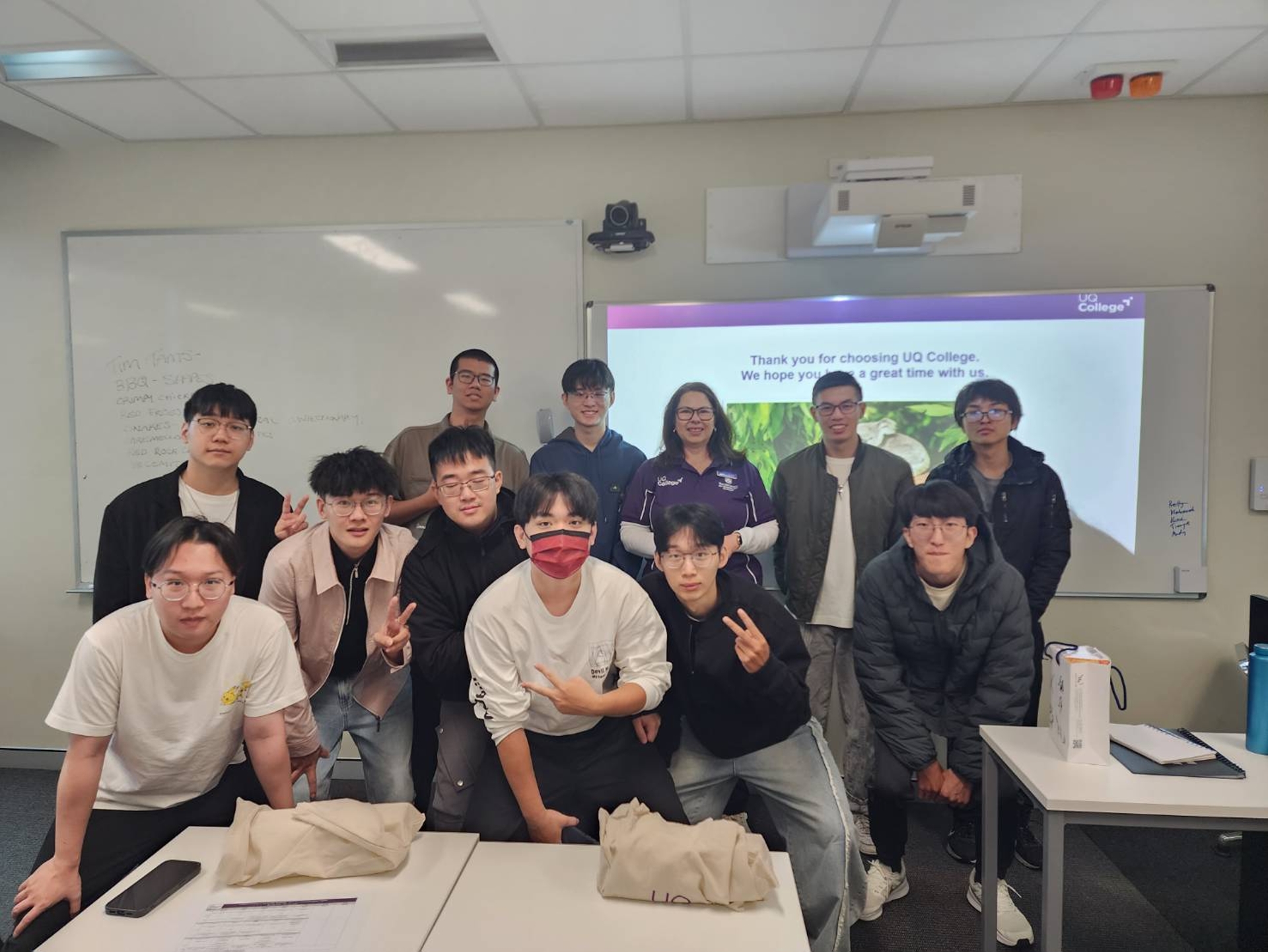 圖：龍華科大學生赴澳洲昆士蘭大學（The University of Queensland, UQ）參與英語及文化交流研習，與澳洲籍教師於課堂合影。（龍華科技大學提供）