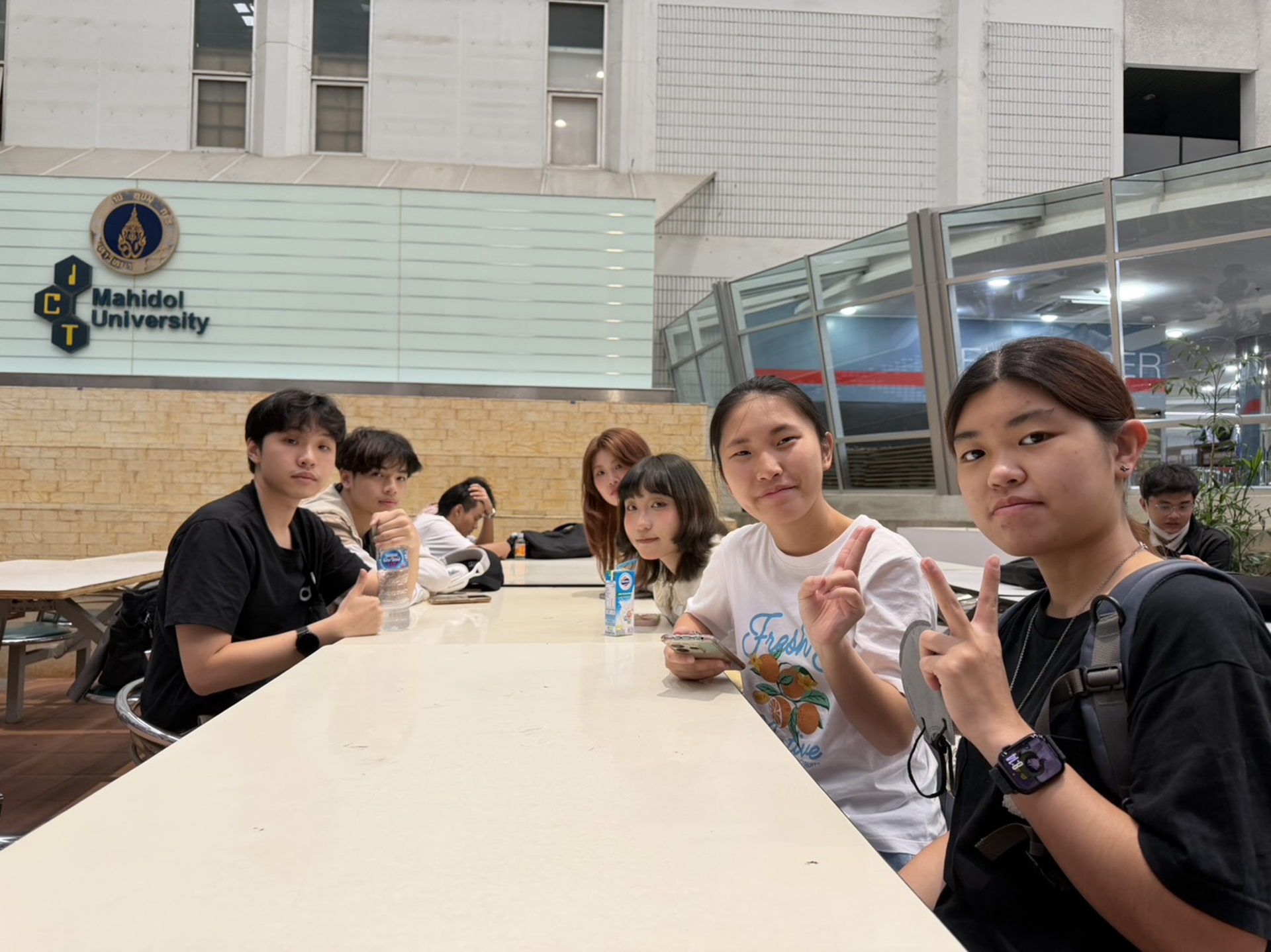 圖：龍華科大學生赴泰國瑪希敦大學（Mahidol University）參與英語及文化交流研習，於校園合影。（龍華科技大學提供）