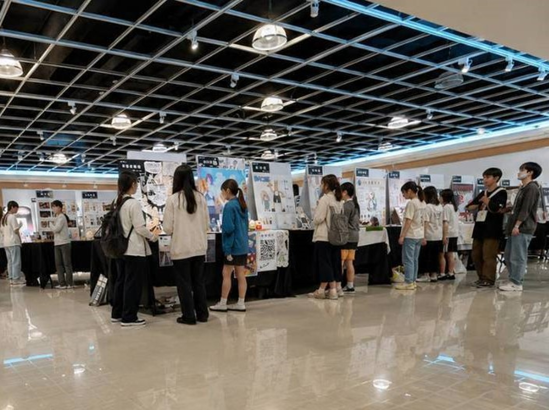 圖：龍華科大以學生為策展核心，融合體驗設計、永續創意與實作教育，讓校園展覽走向國際舞台。（龍華科技大學提供）